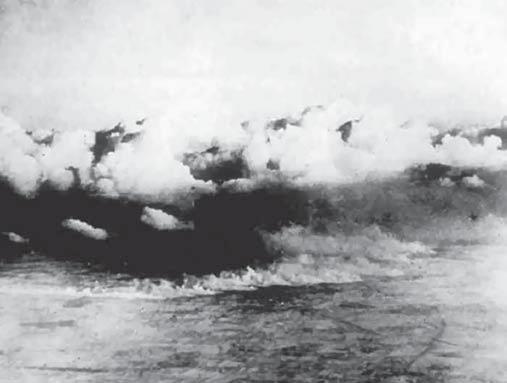 Облака газа, выпущенного немцами в ходе первой химической атаки под Ипром
